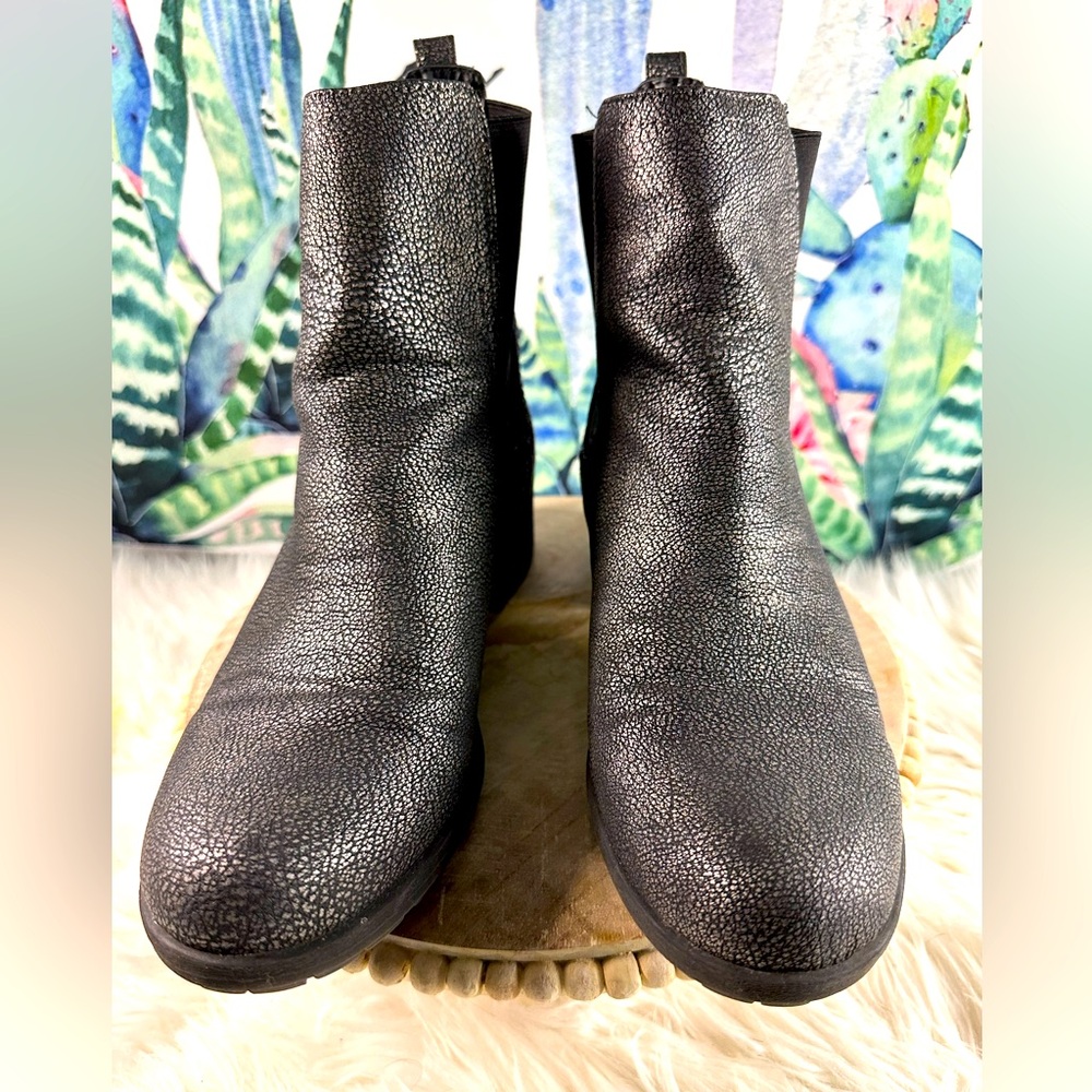 VERA WANG HEELED CHELSEA BOOTS